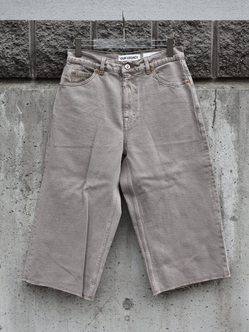 アワーレガシーのCAPRI CUTデニムのボタン