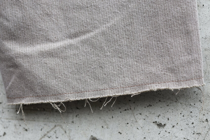 アワーレガシーのCAPRI CUTデニムの裾