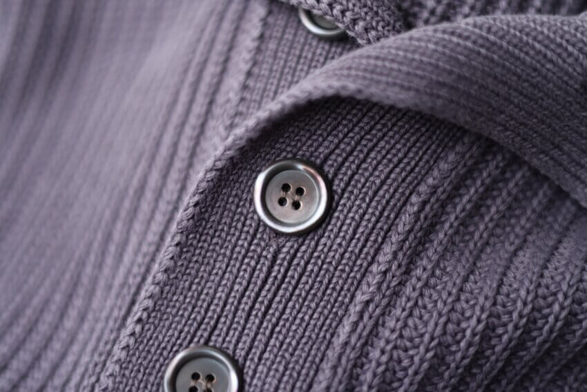 アワーレガシーのニットポロのボタン