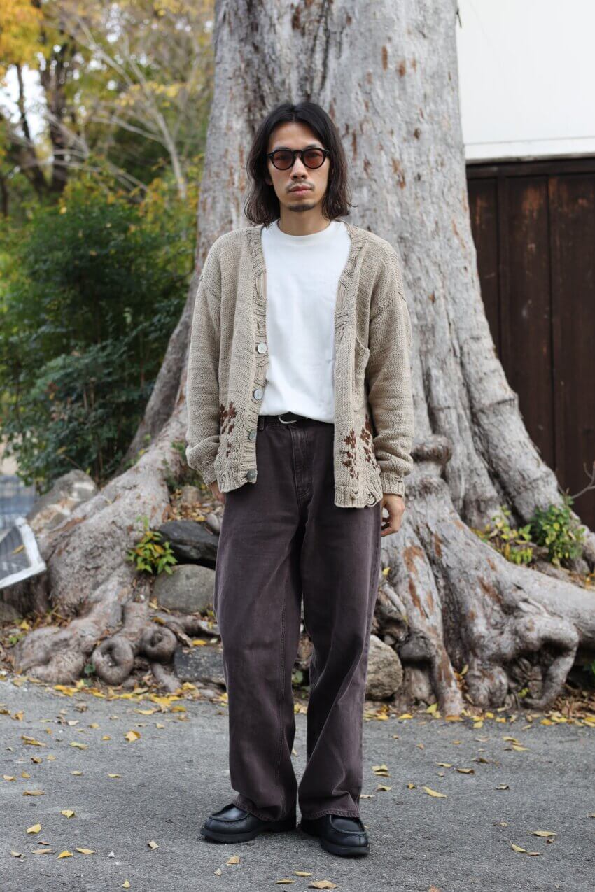 kartik researchのカーディガン、アワーレガシーのVAST CUTデニム、ヘインズのSHIROtシャツ、クレマンのチロリアンシューズ、ユニクロのサングラスのメンズコーデ