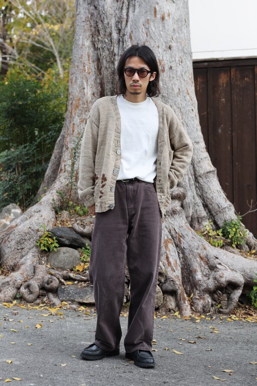 kartik researchのカーディガン、アワーレガシーのVAST CUTデニム、ヘインズのSHIROtシャツ、クレマンのチロリアンシューズ、ユニクロのサングラスのメンズコーデ