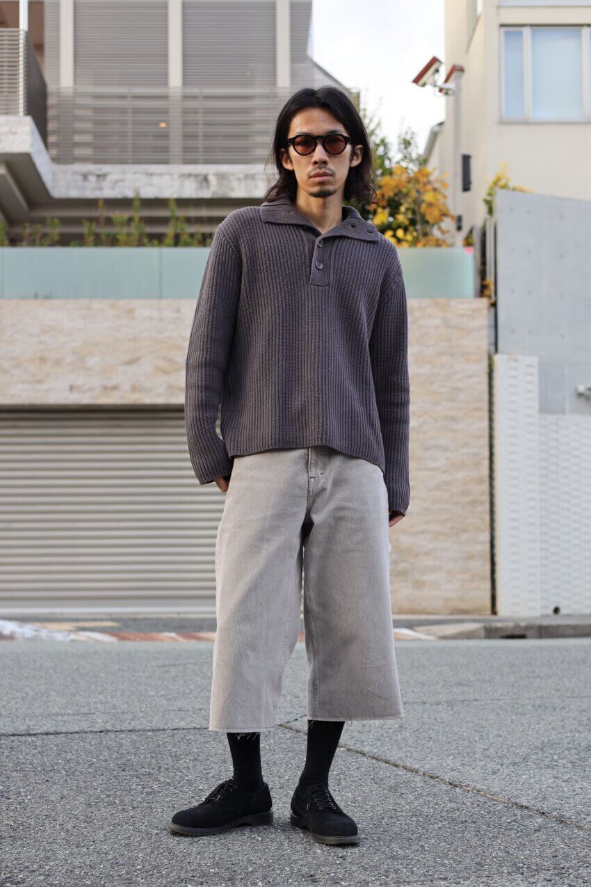 アワーレガシーのニットポロとカプリカットのデニム、ユニクロのヒートテックソックスとサングラス、foot the coacherのスエードシューズのメンズコーデ