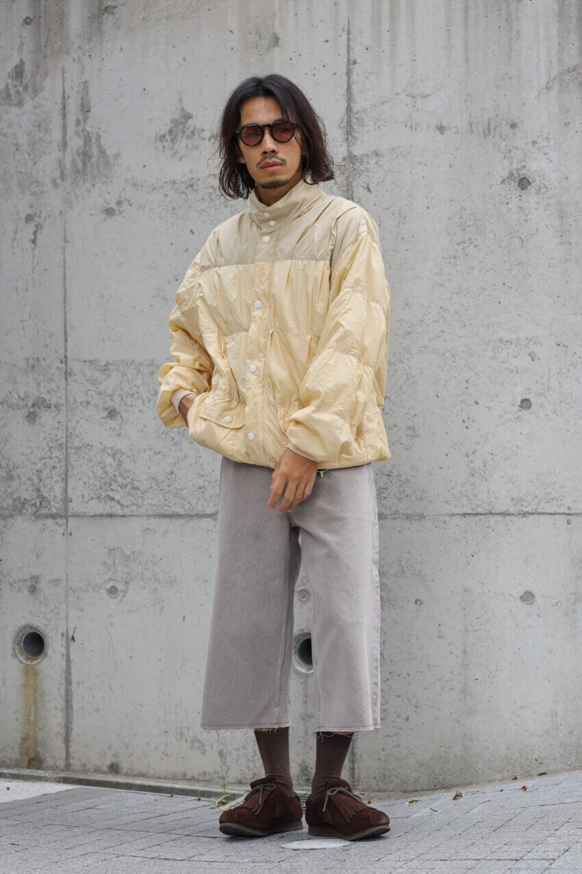 アワーレガシーのパッファージャケットとカプリカットデニム、ルコックのスニーカー、ユニクロのサングラスとソックスのメンズコーデ