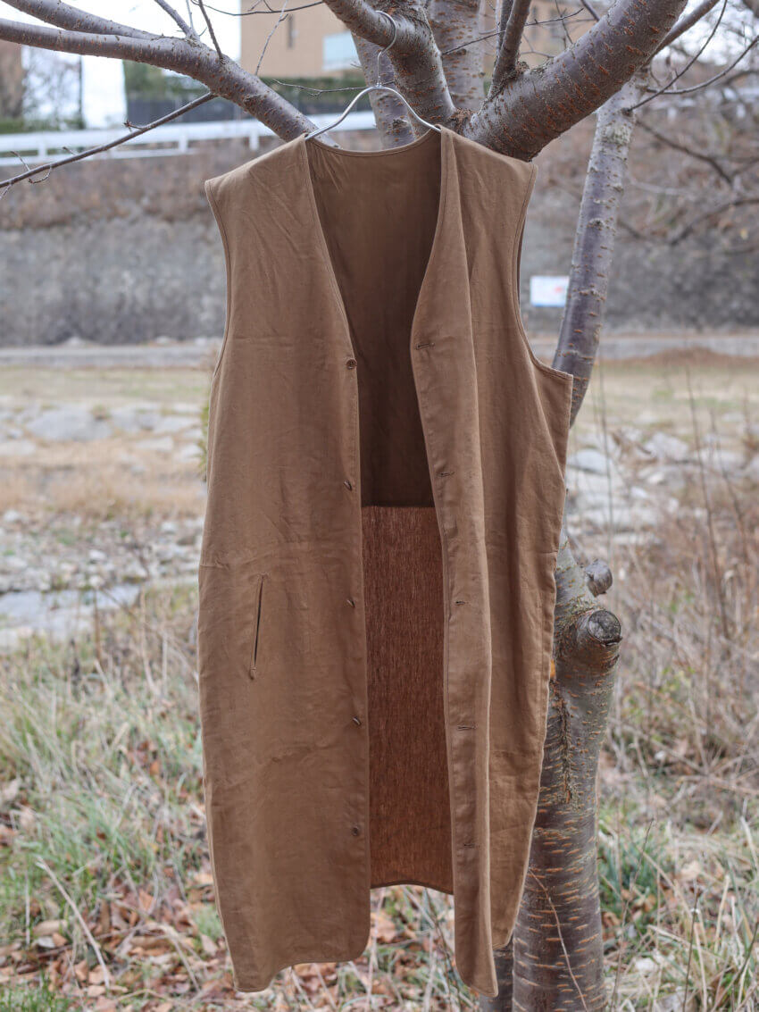 ヘドメイナーのスリーブレスロングベスト