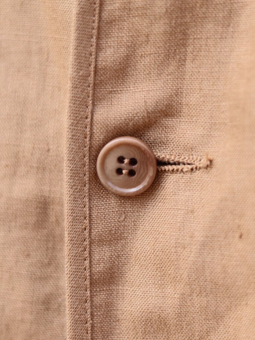 ヘドメイナーのスリーブレスロングベストのボタンと生地