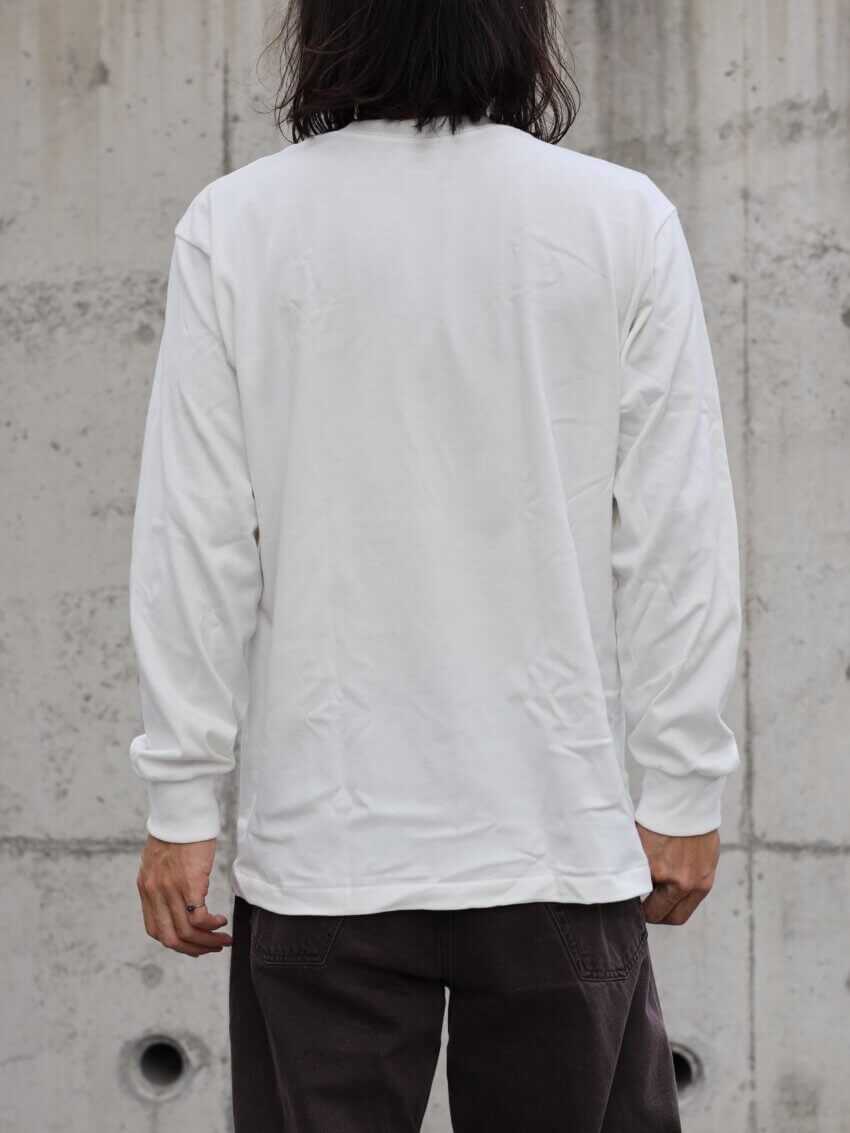 ヘインズのSHIRO クルーネックロングスリーブTシャツのサイズ感・着用感（後ろ）