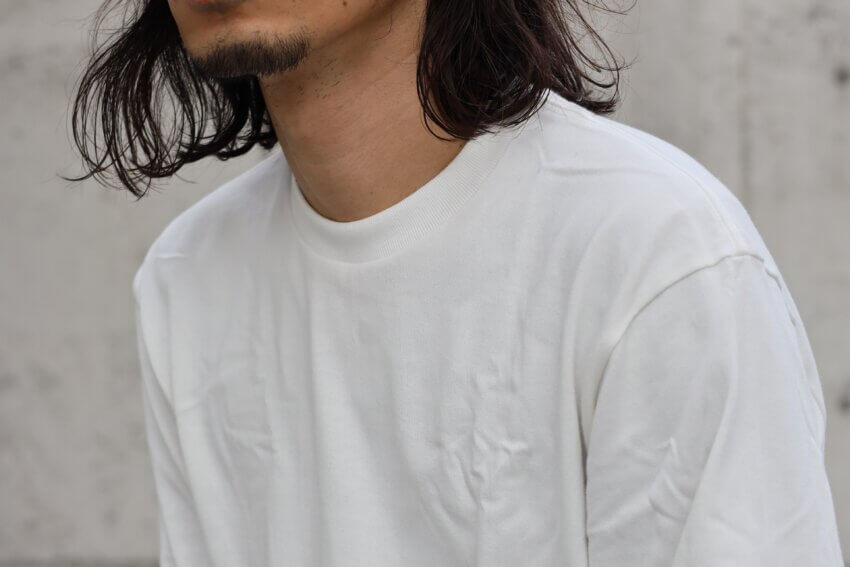 ヘインズのSHIRO クルーネックロングスリーブTシャツの襟の詰まり具合