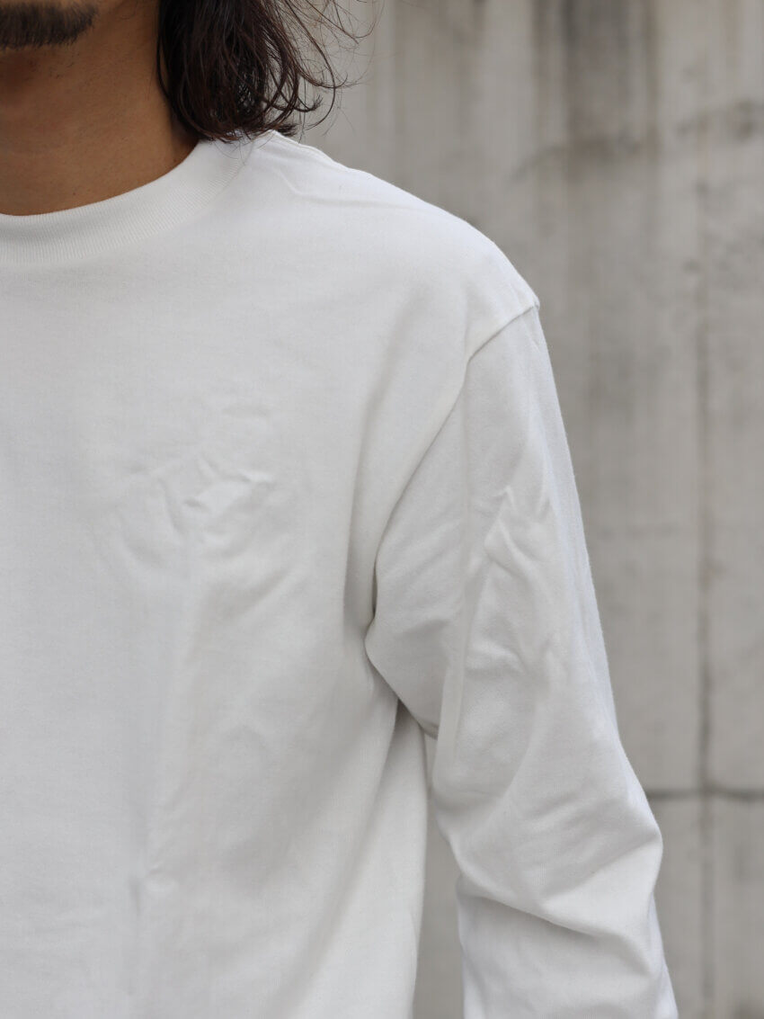 ヘインズのSHIRO クルーネックロングスリーブTシャツの肩の落ち感
