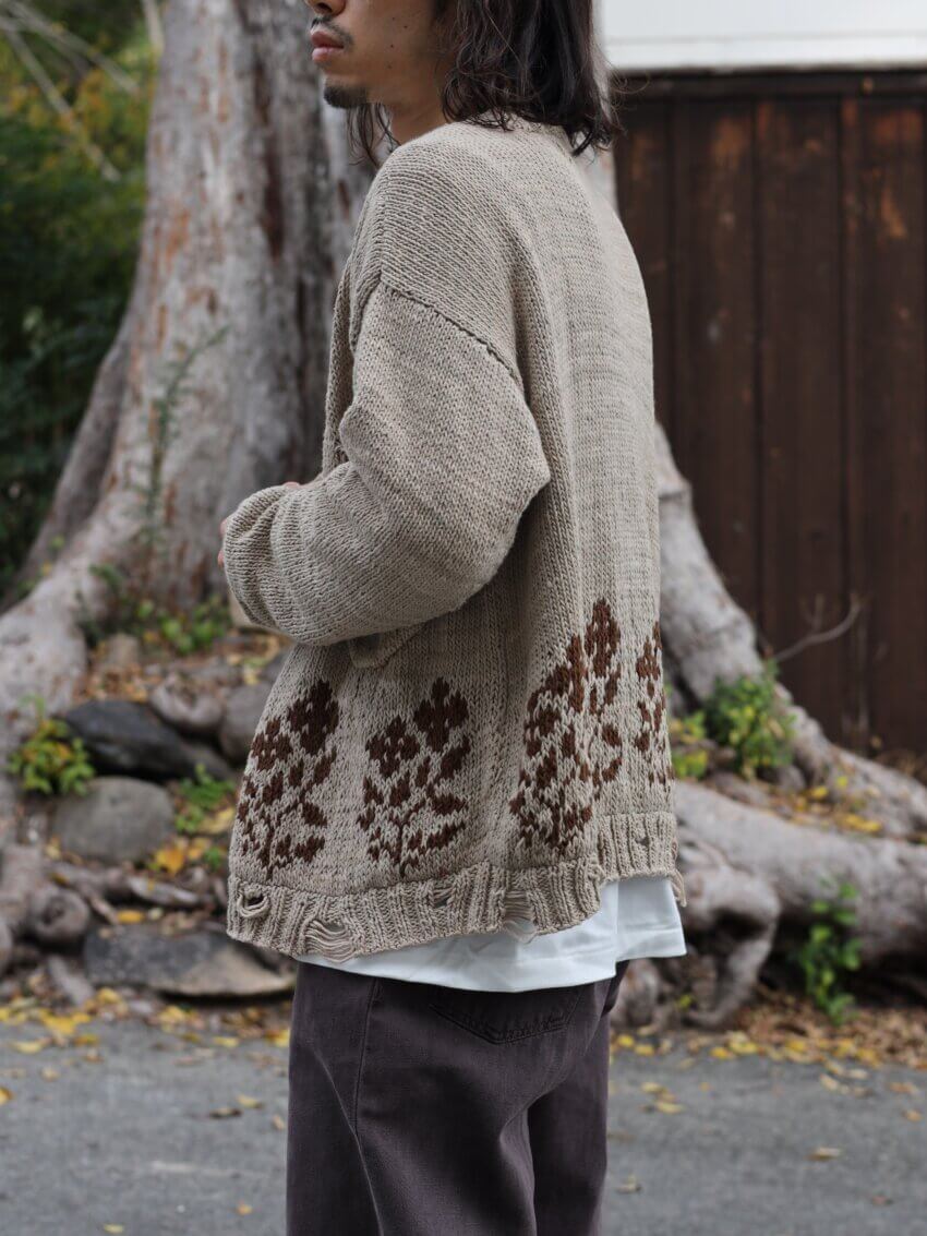 kartik researchのカーディガン、ヘインズのSHIROtシャツのメンズコーデ