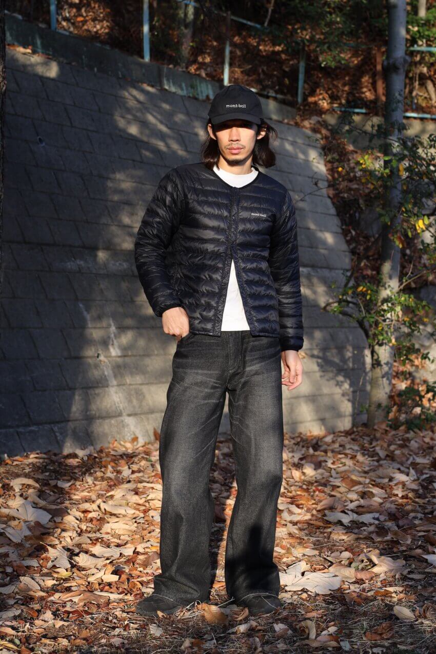 モンベルのインナーダウンとキャップ、ヘインズのビーフィーTシャツ、ラングラーのデニム、810sのスニーカーのメンズコーデ