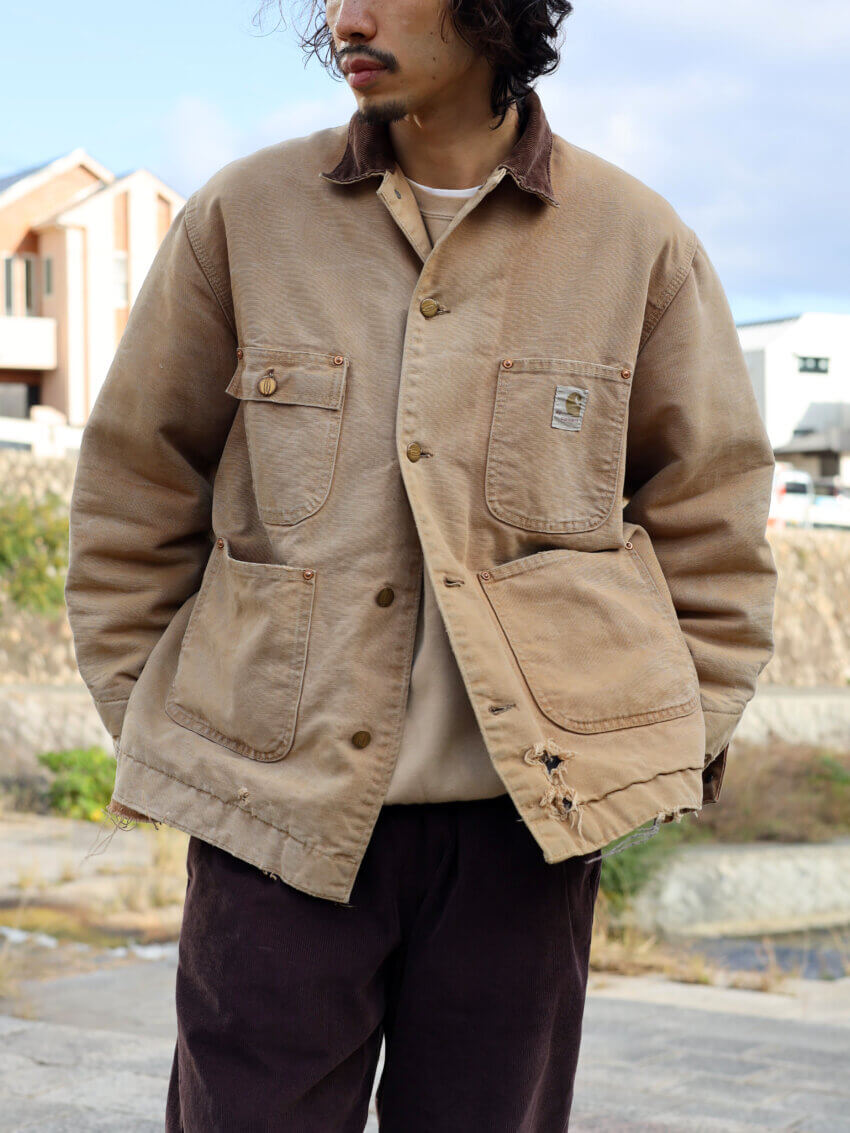 カーハートの古着のチョアコート、ポロラルフローレンの古着のスウェットのメンズコーデ