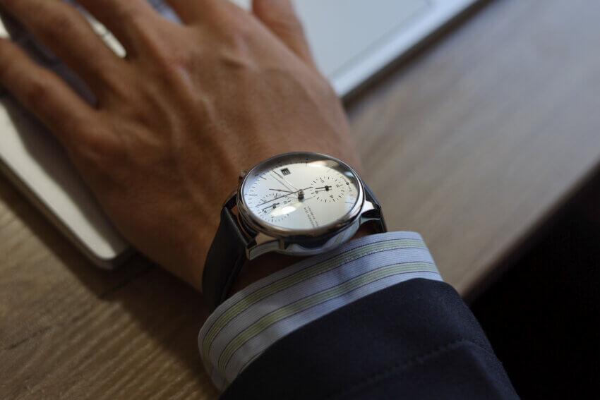 AV86（旧アバウトヴィンテージ）の1844クロノグラフ腕時計のビジネススーツコーデ