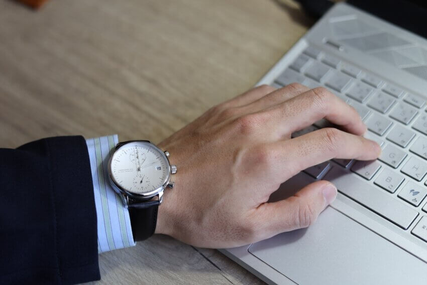 AV86（旧アバウトヴィンテージ）の1844クロノグラフ腕時計のビジネススーツコーデ