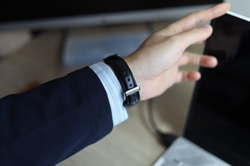 AV86（旧アバウトヴィンテージ）の1844クロノグラフ腕時計のビジネススーツコーデ