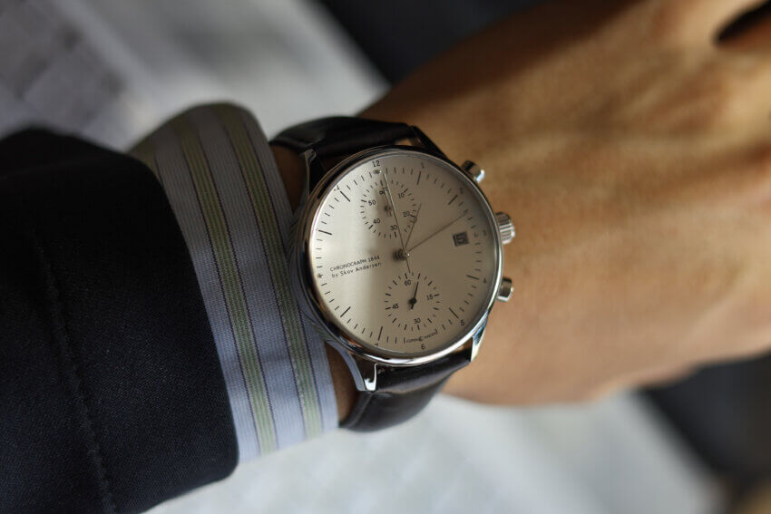 AV86（旧アバウトヴィンテージ）の1844クロノグラフ腕時計のビジネススーツコーデ