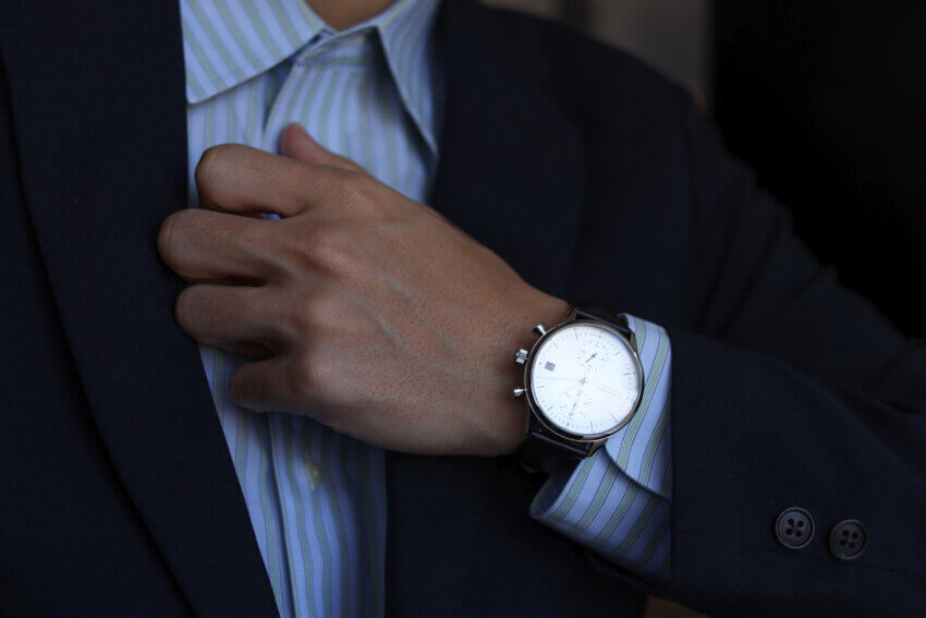 AV86（旧アバウトヴィンテージ）の1844クロノグラフ腕時計のビジネススーツコーデ