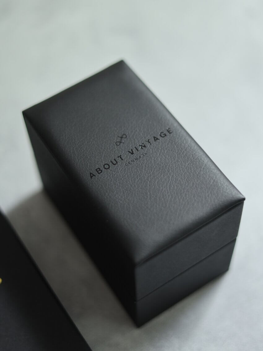 時計が収納されている化粧箱。良質な合成ゴム製レザーボックス。ロゴ付きで高級感がある。