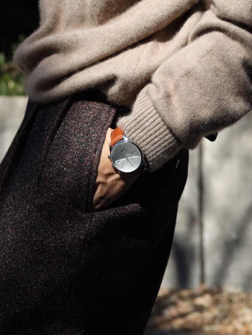 AV86（旧アバウトヴィンテージ）の1844クロノグラフ腕時計（ブラウンレザー）のカジュアルコーデ