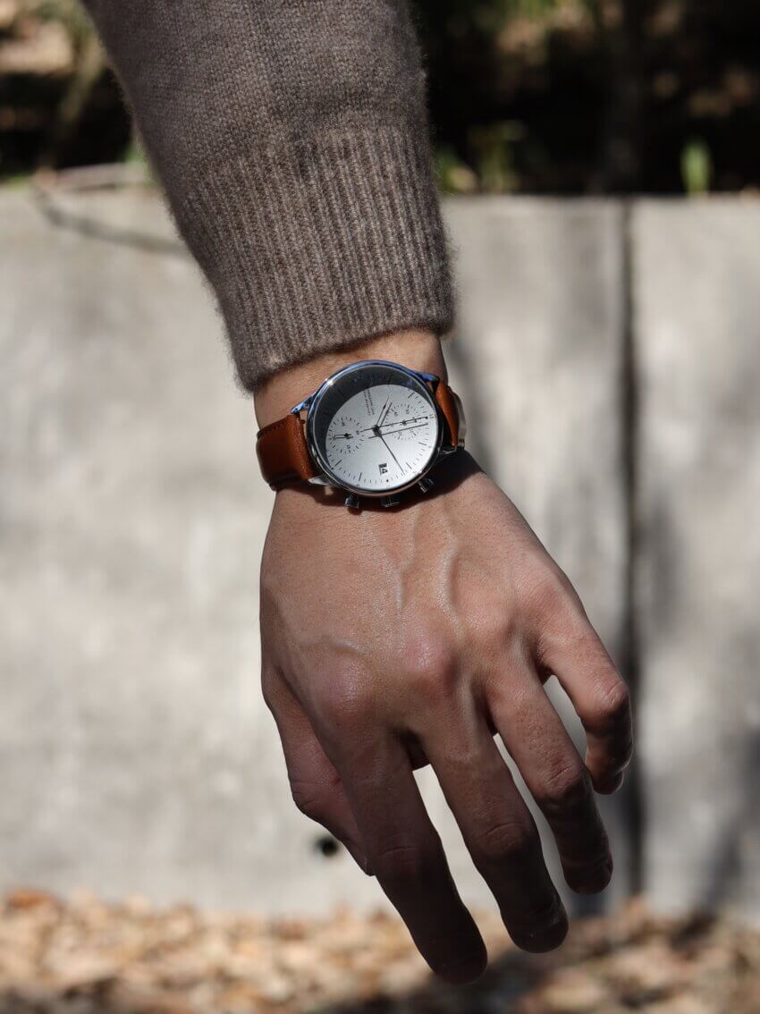 AV86（旧アバウトヴィンテージ）の1844クロノグラフ腕時計（ブラウンレザー）のカジュアルコーデ
