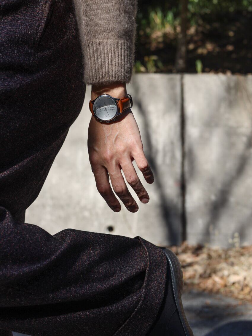 AV86（旧アバウトヴィンテージ）の1844クロノグラフ腕時計（ブラウンレザー）のカジュアルコーデ