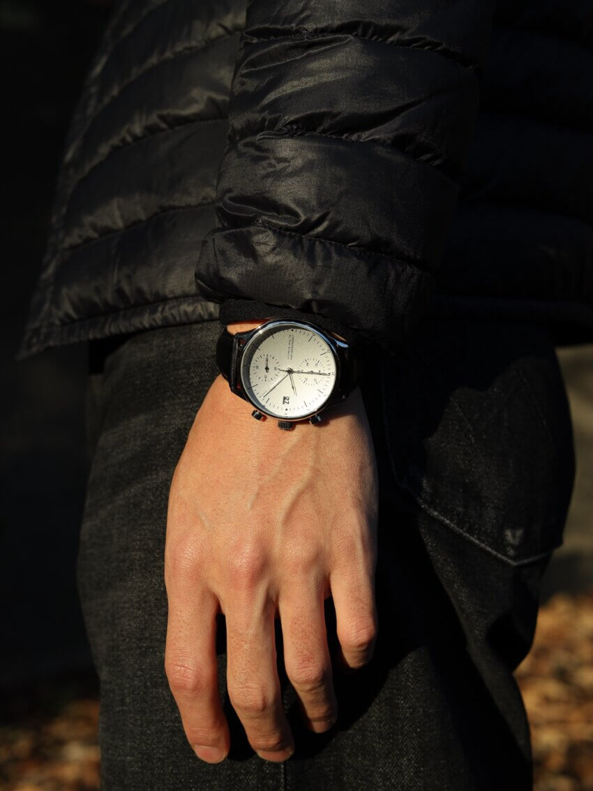 AV86（旧アバウトヴィンテージ）の1844クロノグラフ腕時計（ブラックレザー）のカジュアルコーデ