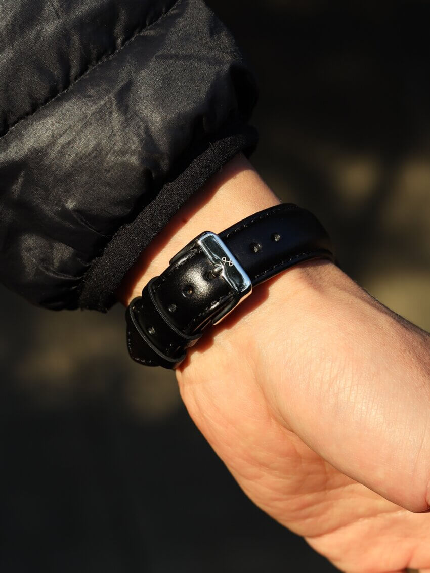 AV86（旧アバウトヴィンテージ）の1844クロノグラフ腕時計（ブラックレザー）のカジュアルコーデ