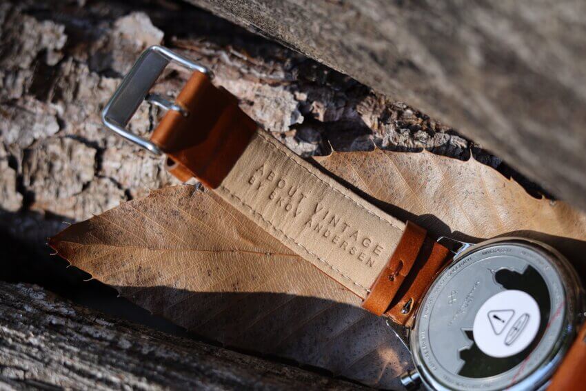 AV86のピンバックルレザーベルトの質感とロゴ