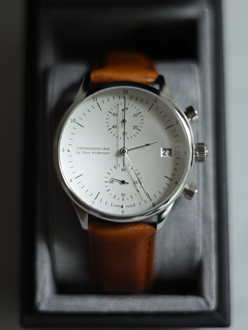 AV86（旧アバウトヴィンテージ）の1844クロノグラフ腕時計の開封画像