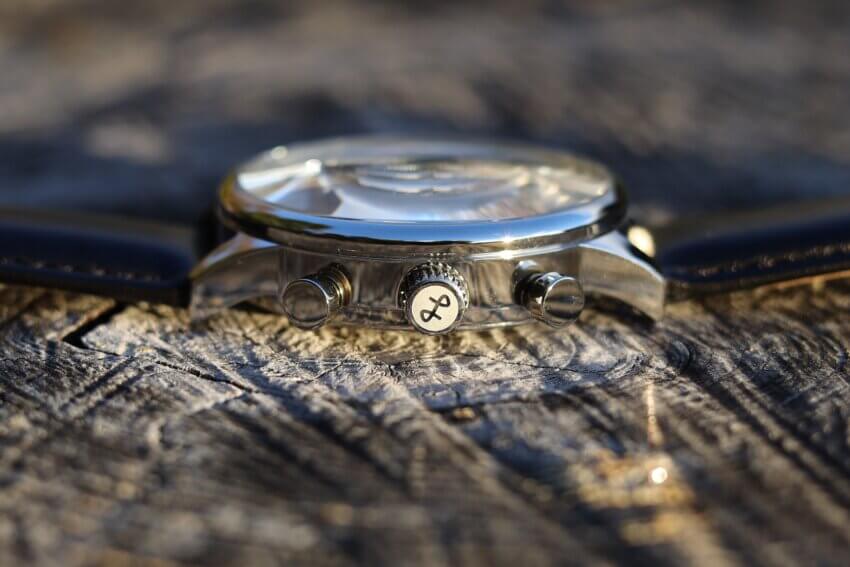 AV86（旧アバウトヴィンテージ）の1844クロノグラフ腕時計の側面