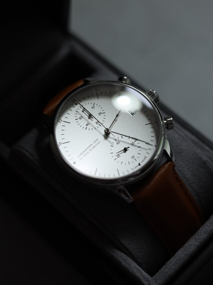 AV86（旧アバウトヴィンテージ）の1844クロノグラフ腕時計の開封画像