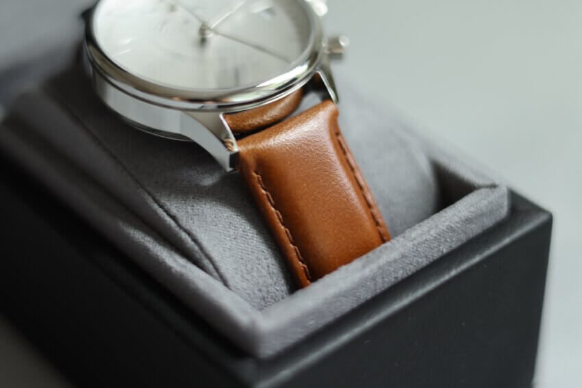 AV86（旧アバウトヴィンテージ）の1844クロノグラフ腕時計の開封画像