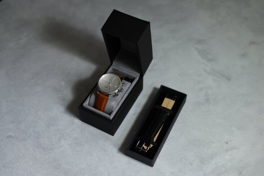 AV86（旧アバウトヴィンテージ）の1844クロノグラフ腕時計と付け替えベルトの開封画像