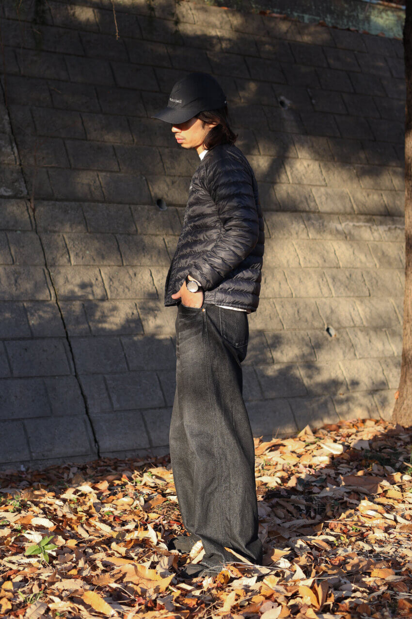 AV86の腕時計、モンベルのダウンジャケットとキャップ、ラングラーのデニム、810sのスニーカーのメンズコーデ