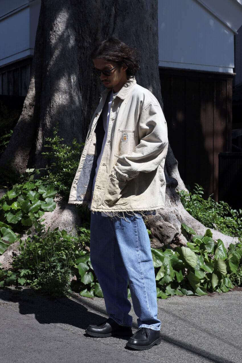 カーハートの古着のチョアコート、カルバンクラインの古着のデニム、セリーヌのサングラス、クレマンのチロリアンシューズのメンズコーデ