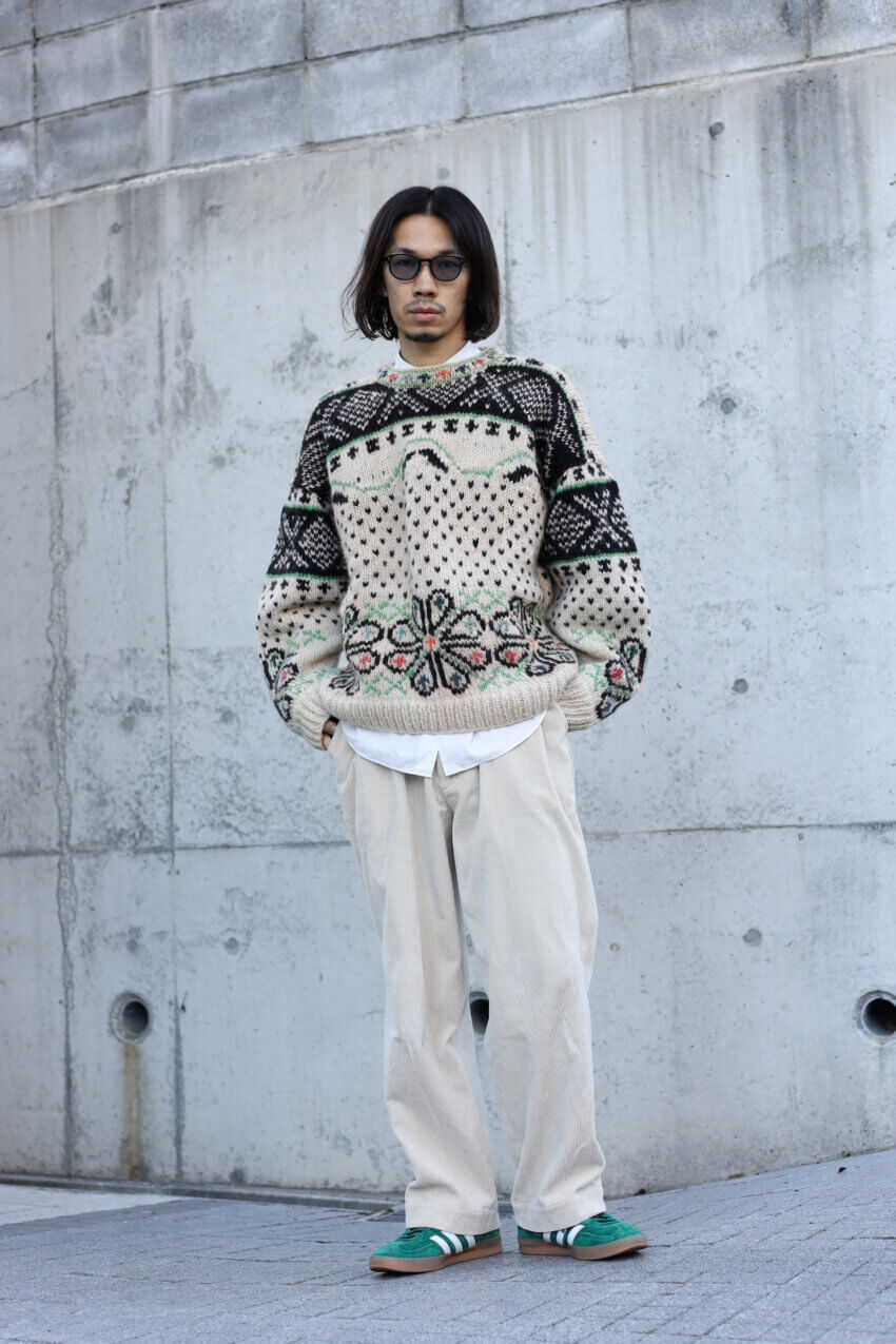 アディダスのガゼルインドア、ヴィンテージの柄ニット、コモリの白シャツ、マーカのコーデュロイパンツ、オリバーピープルズのサングラスのメンズコーデ