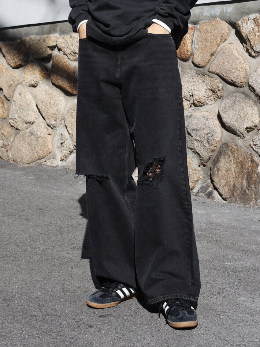 アディダスのサンバデコン、ザラのワイドダメージジーンズのコーデ