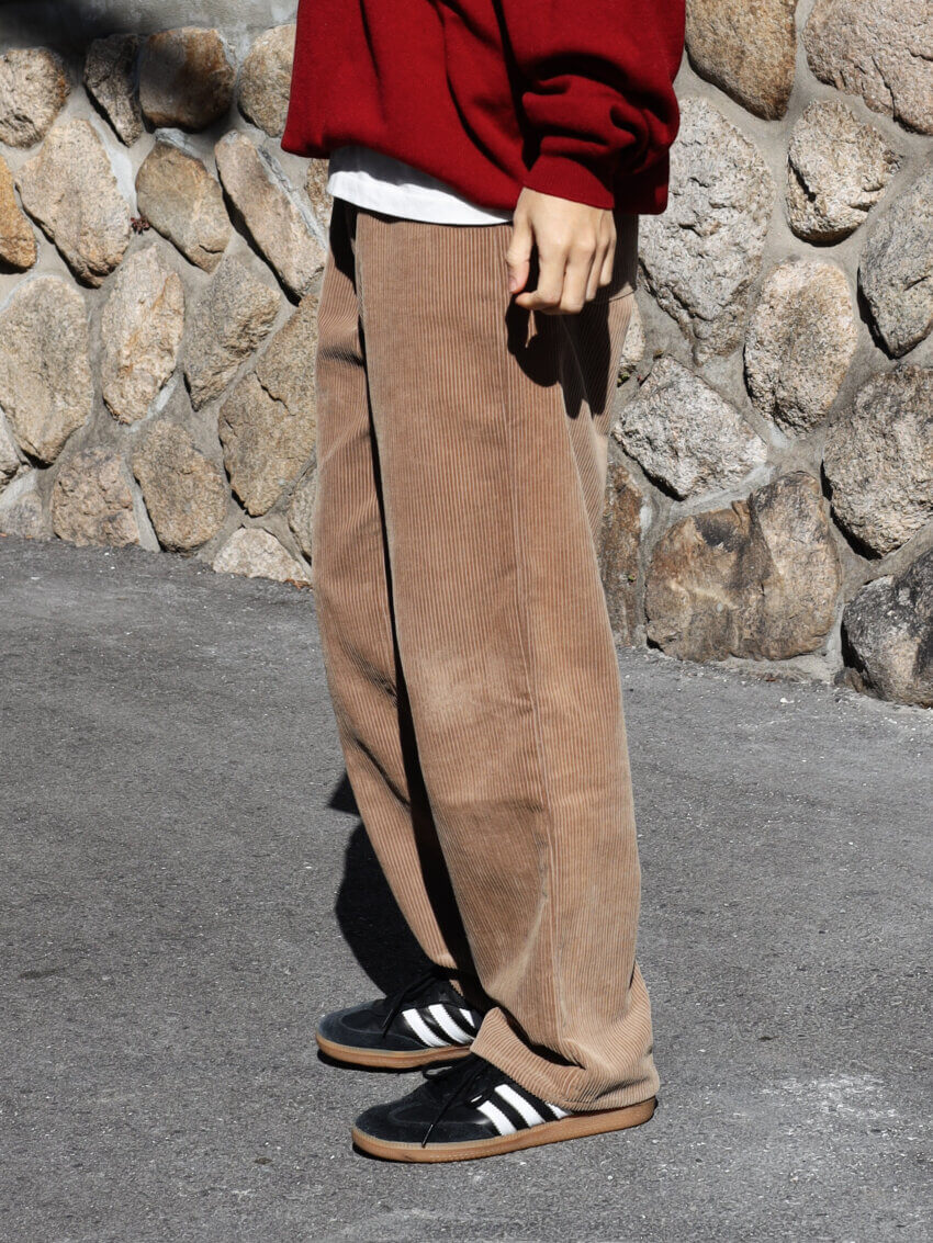アディダスのサンバデコン、オーラリーのコーデュロイパンツのメンズコーデ