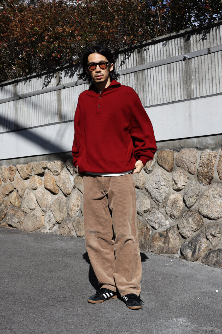 古着のニットポロ、オーラリーのコーデュロイパンツ、アディダスのサンバデコン、ユニクロのサングラスのメンズコーデ