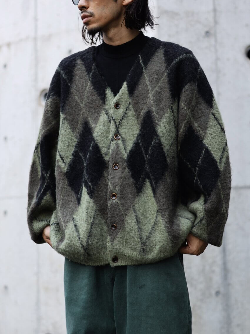 ラッドミュージシャンのカーディガン、ユニクロUのモックネックニットのメンズコーデ