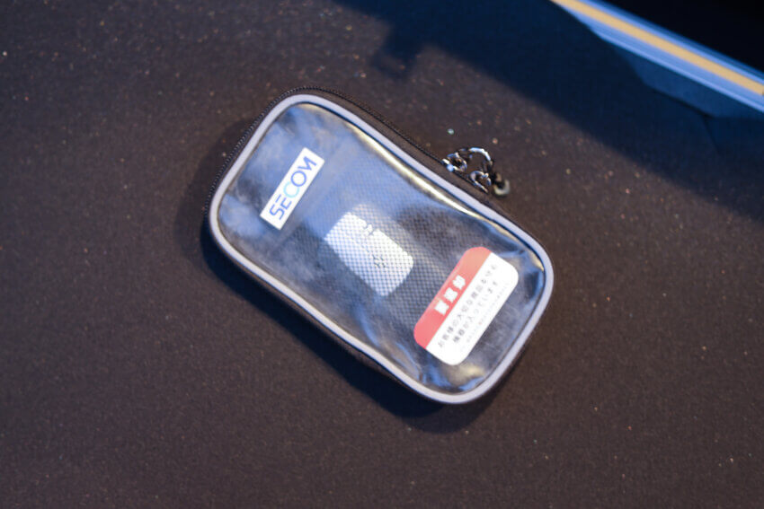 まねきやから届いたジュラルミンケース内のGPS端末