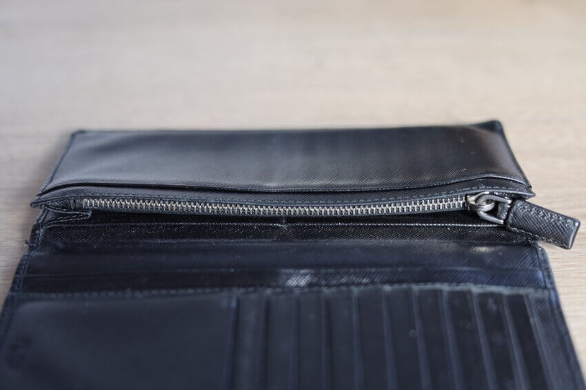 プラダのサフィアーノレザーメンズ長財布「チャック」の10年目の経年変化