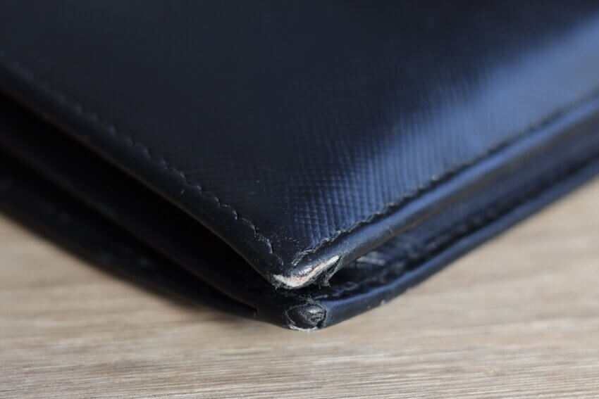 プラダのサフィアーノレザーメンズ長財布「角」の10年目の経年変化