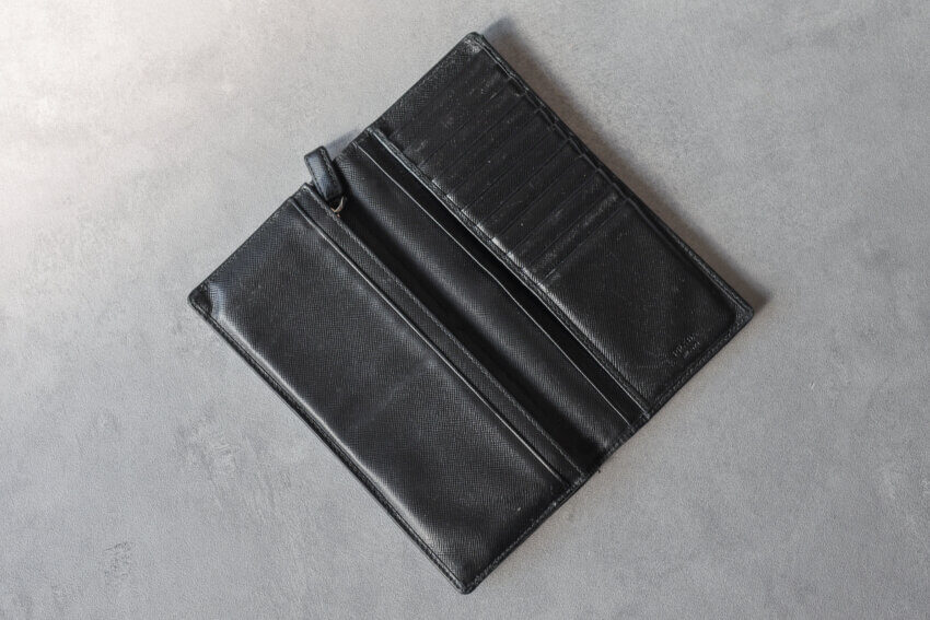 プラダのサフィアーノレザーメンズ長財布「収納ポケット」の10年目の経年変化