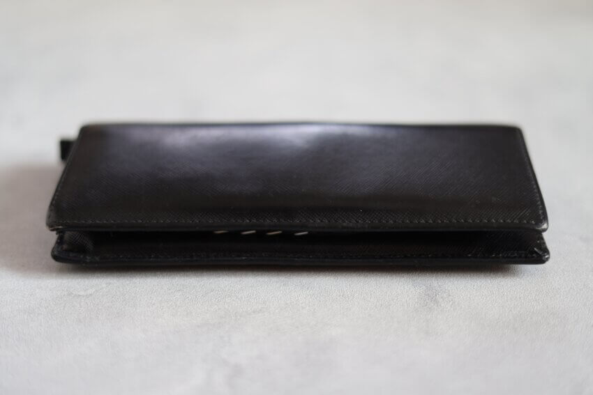 プラダのサフィアーノレザーメンズ長財布のポケットにカードやお金を入れた状態