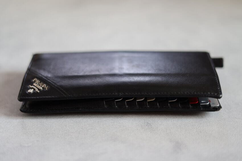 プラダのサフィアーノレザーメンズ長財布のポケットにカードやお金を入れた状態