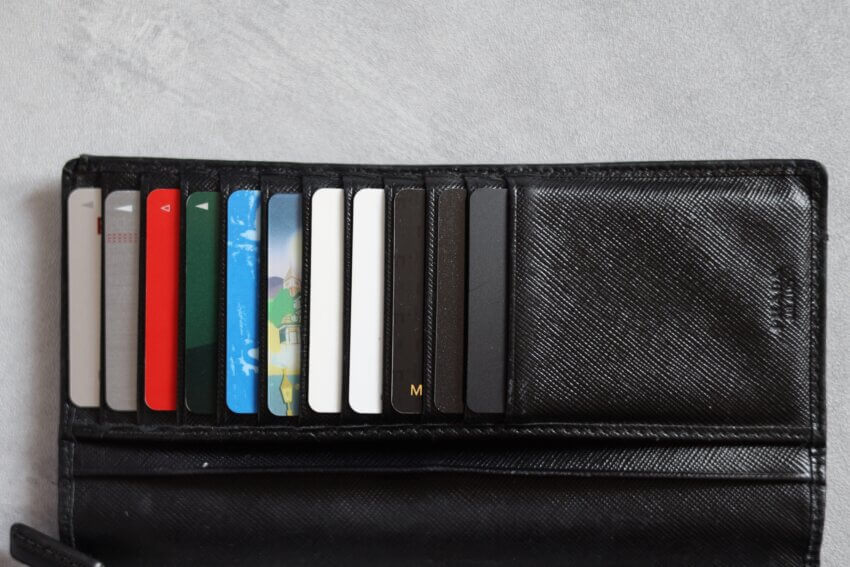 プラダのサフィアーノレザーメンズ長財布のポケットにカードやお金を入れた状態