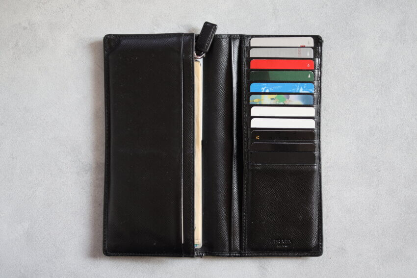 プラダのサフィアーノレザーメンズ長財布のポケットにカードやお金を入れた状態