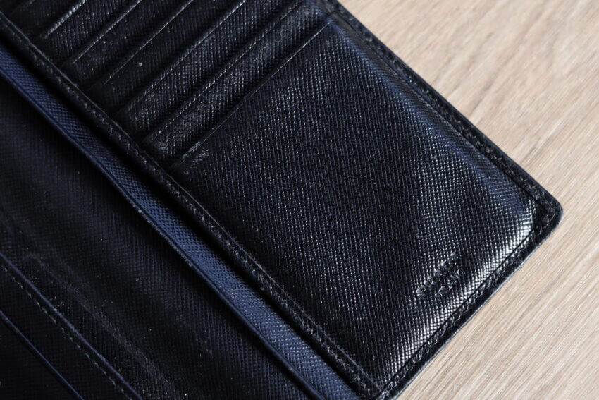 プラダのサフィアーノレザーメンズ長財布「収納ポケット」の10年目の経年変化