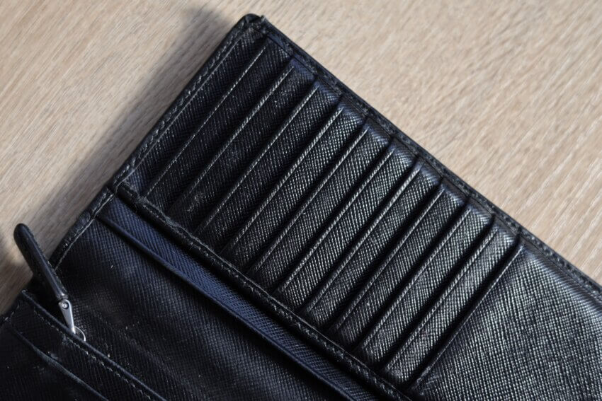 プラダのサフィアーノレザーメンズ長財布「収納ポケット」の10年目の経年変化