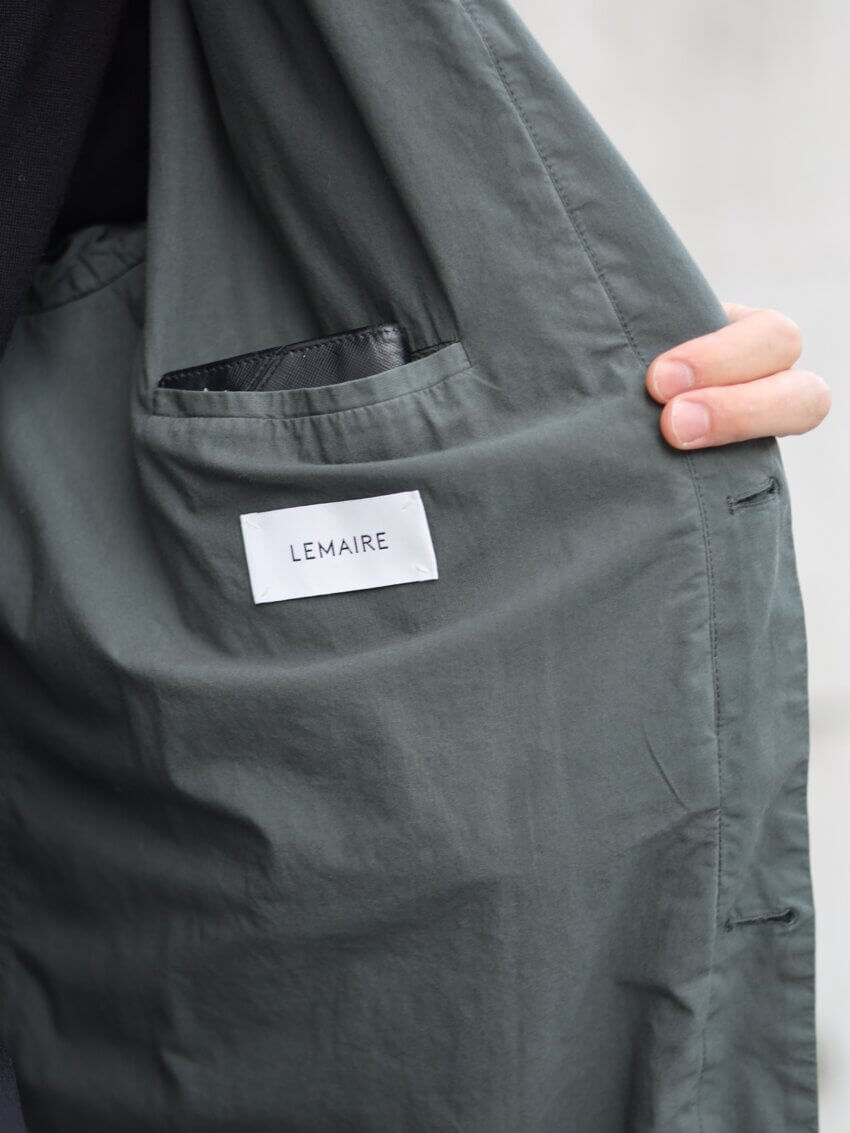 プラダのサフィアーノレザーメンズ長財布のポケットの収まり具合